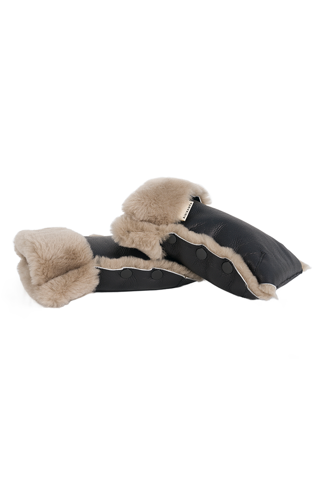Buggy Mittens i Toast sedda från sidan