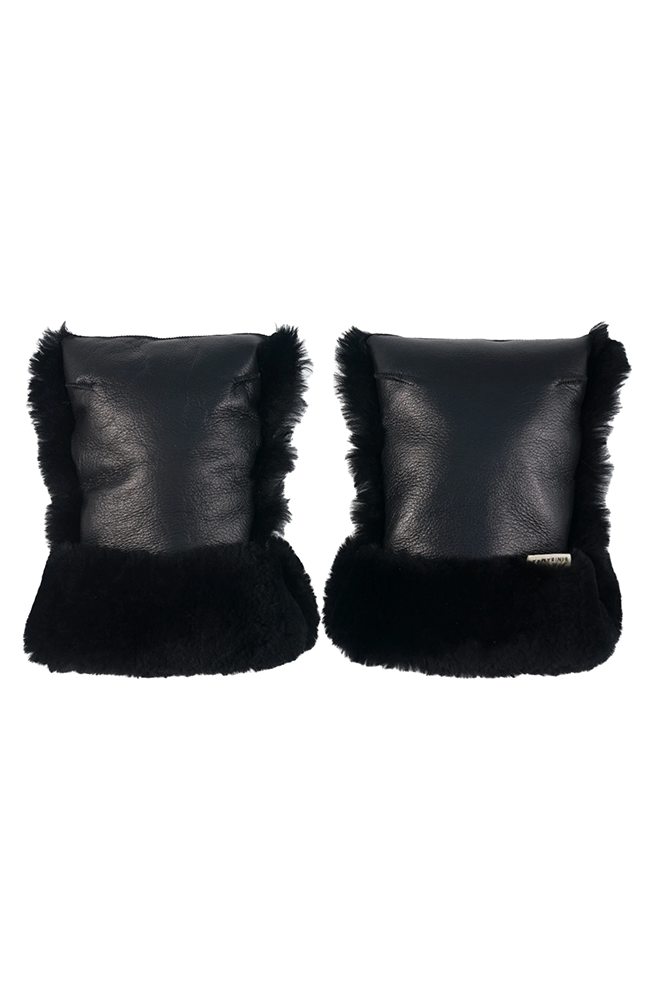 Buggy Mittens i Noir från Binibamba – barnvagnsvantar i svart belagt fårskinn med svart ullfoder