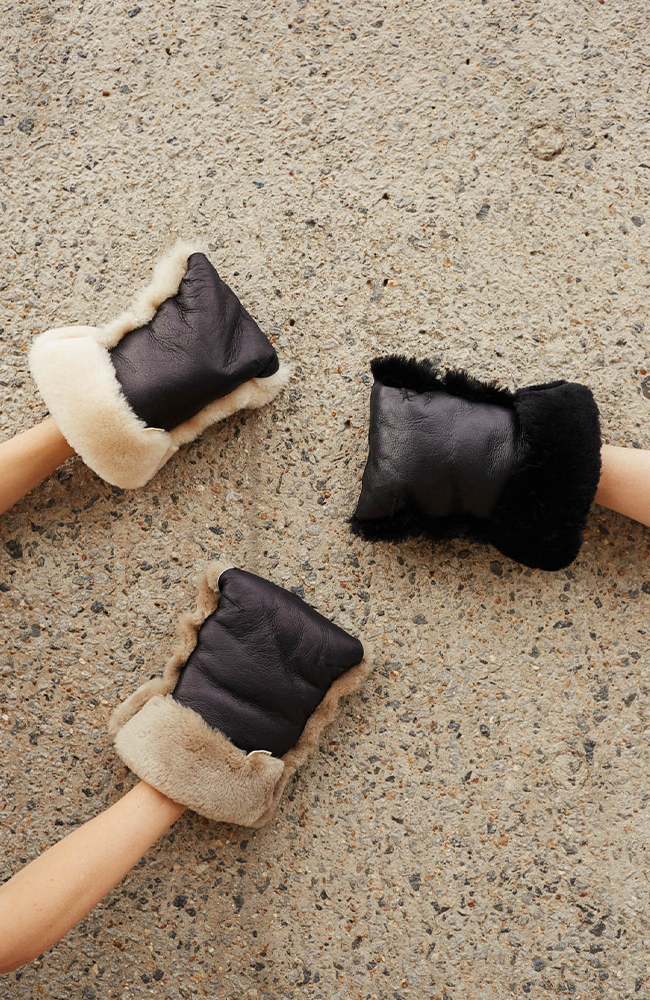 Buggy Mittens i Noir, Milk och Toast med händerna instuckna, sedda ovanifrån
