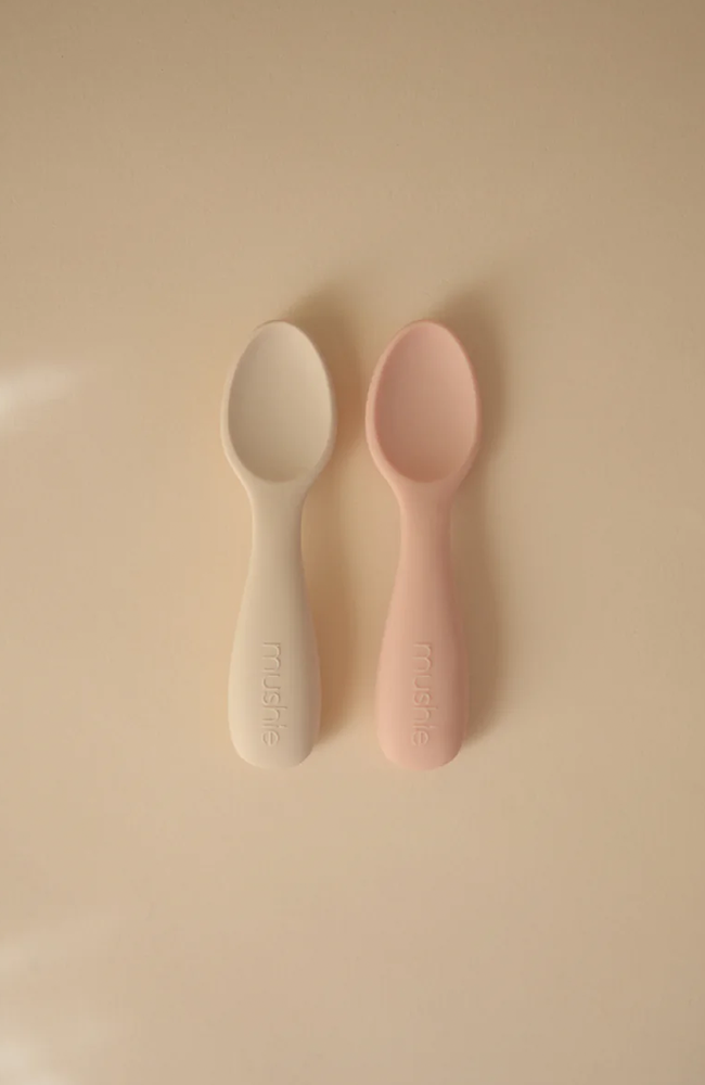 Silicone Toddler Starter Spoons - Blush/Shifting Sand Mushie Äta & Dricka