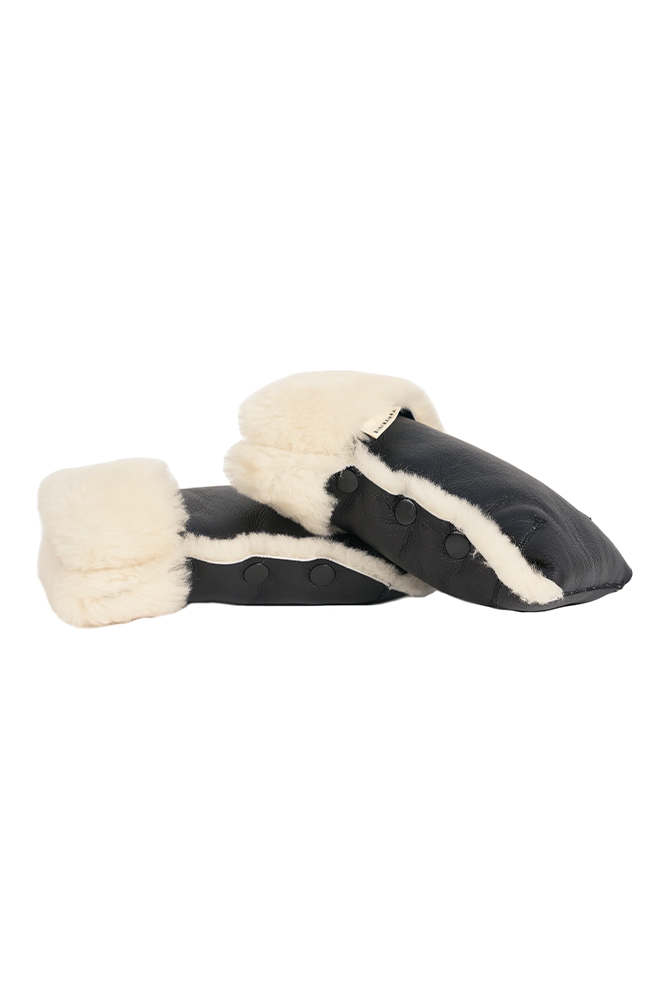 Buggy Mittens i Milk sedda från sidan