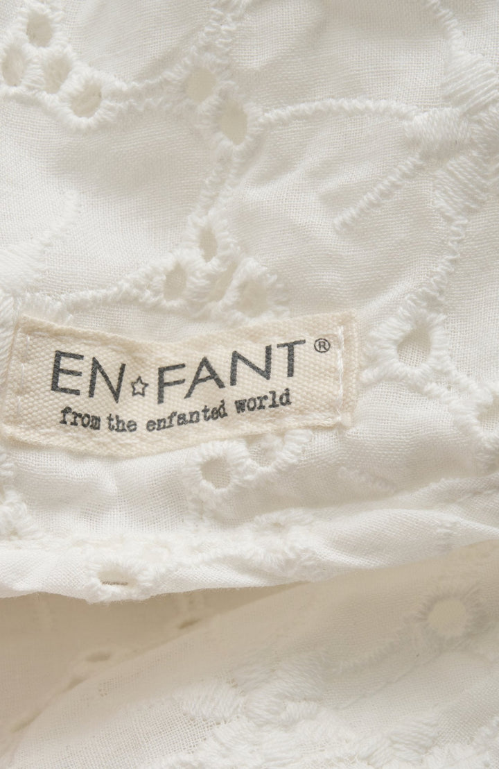 EnFant sommarhatt Cloud – närbild på broderie och logga