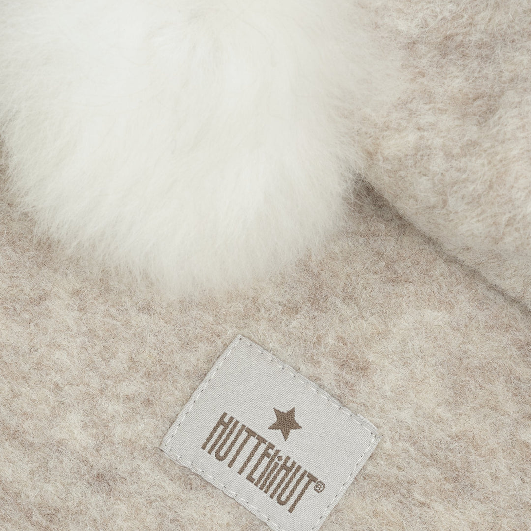 Balaclava i ull med alpackatofsar - Sand Melange, HUTTEliHUT – detalj 3