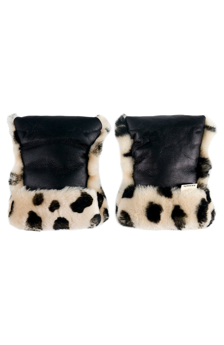 Buggy Mittens i Leopard från Binibamba – svart belagt fårskinn med leopardmönstrat ullfoder