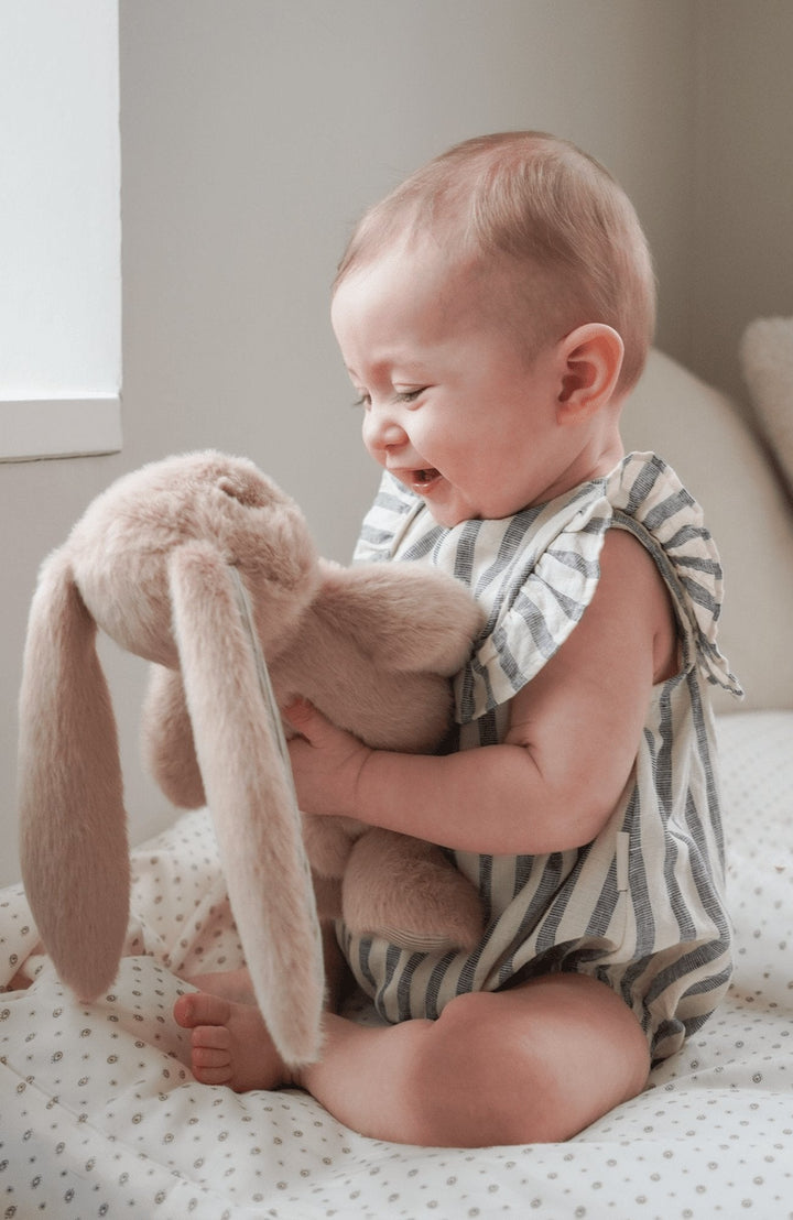 Billie Bunny gosedjur - Latte - detalj 1