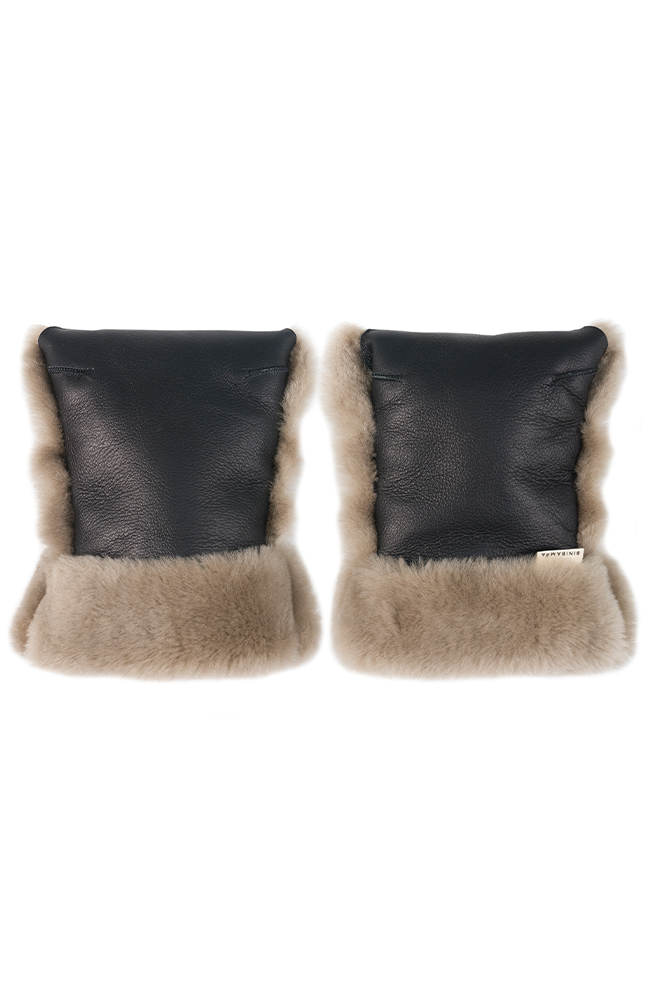 Buggy Mittens i Toast från Binibamba – barnvagnsvantar i svart belagt fårskinn med beige ullfoder