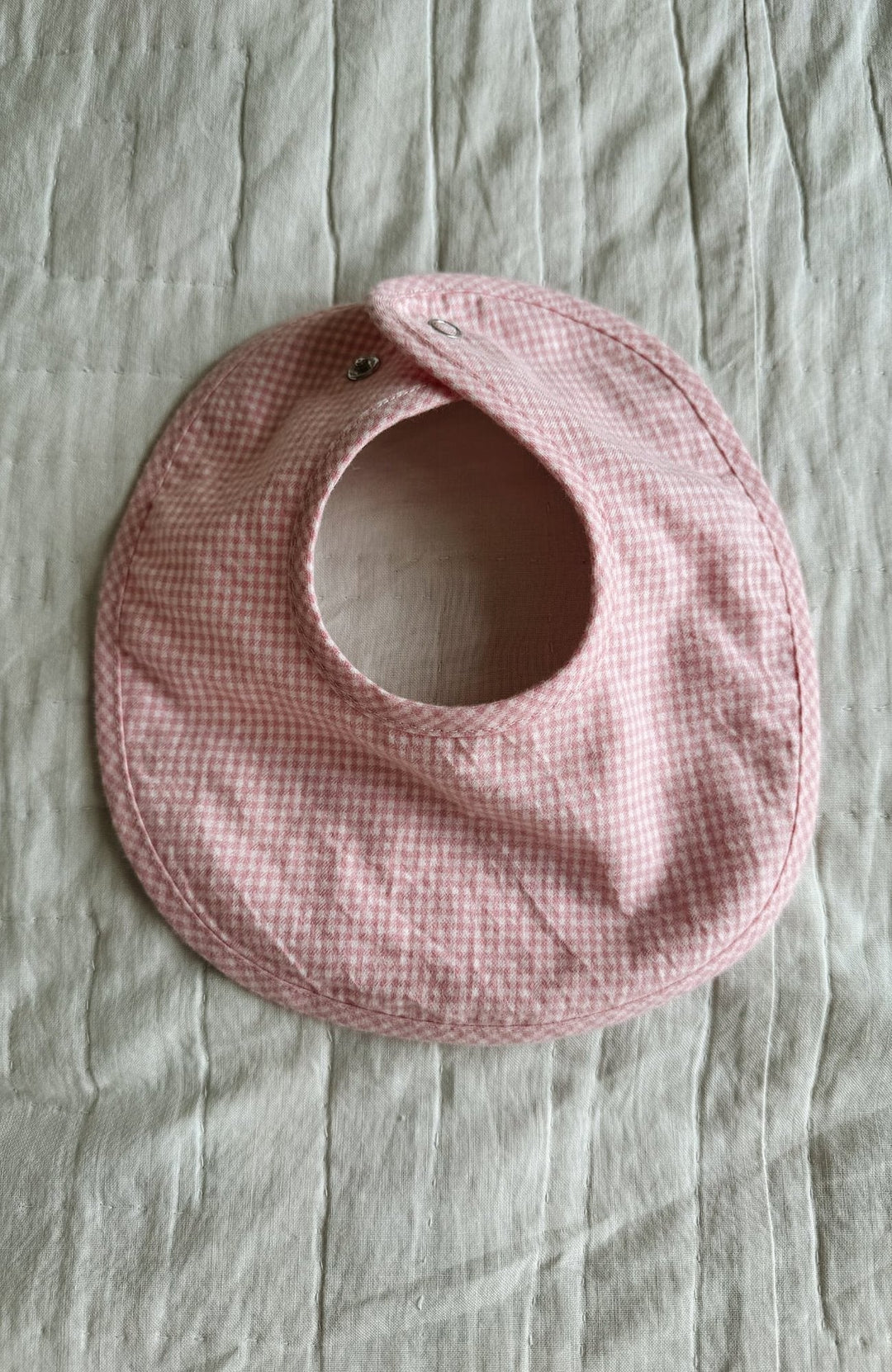 Classic Bib i Tiny Check Pink från Lalaby – rosarutig haklapp med tryckknapp i nacken