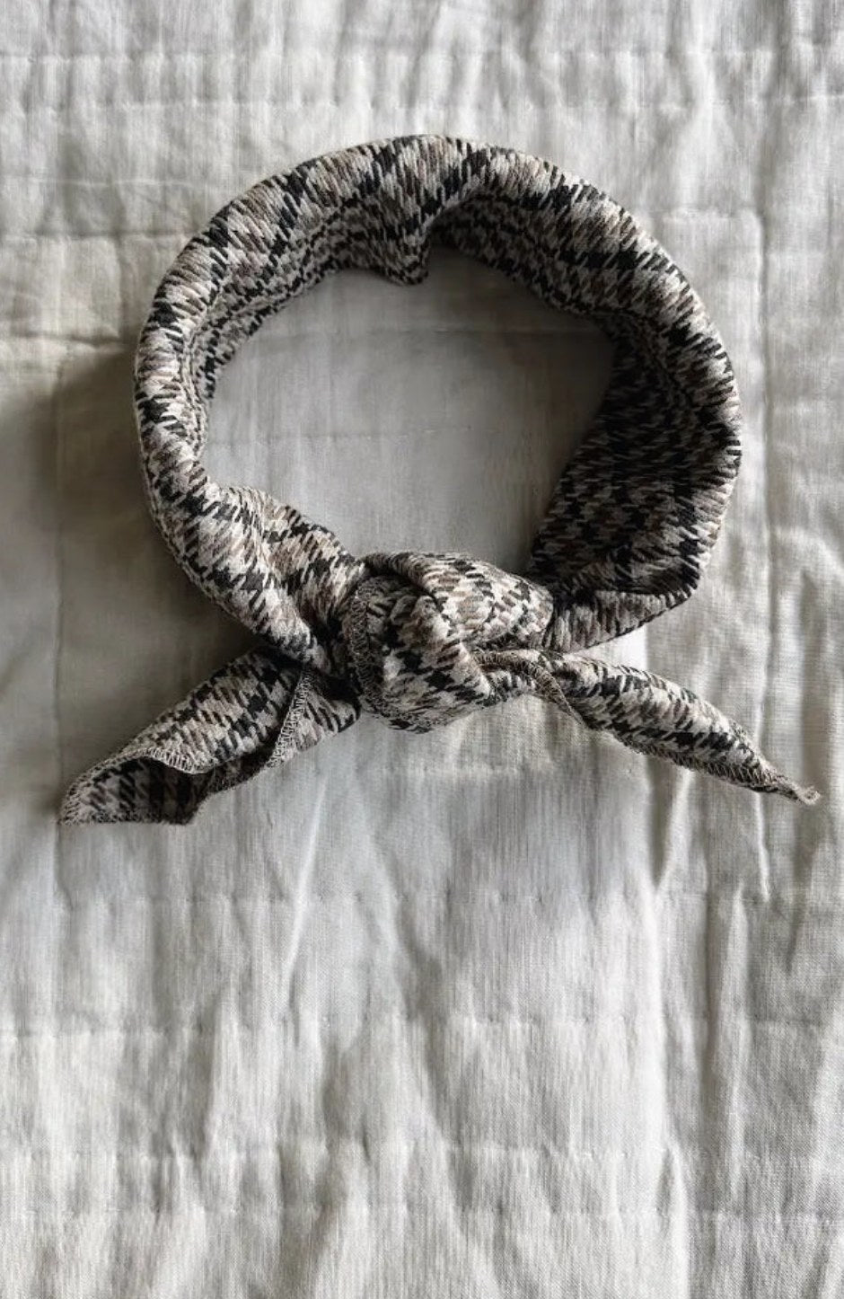 Eddie Scarf i Tweedy från Lalaby – rutig bandana i svart, grått och beige knuten i en knut