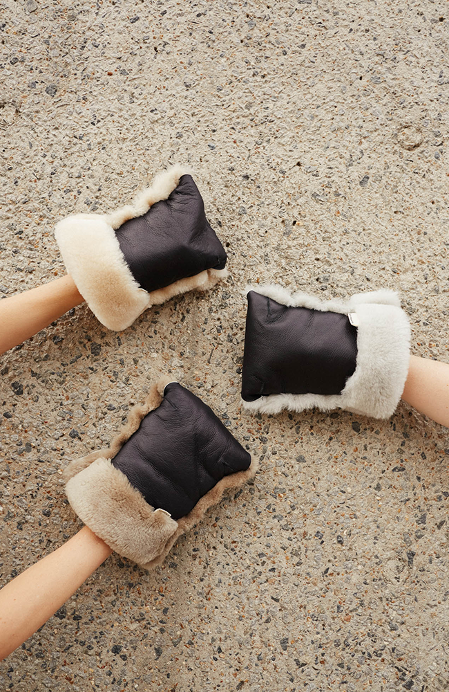 Buggy Mittens i Milk och Toast med händerna instuckna, sedda ovanifrån