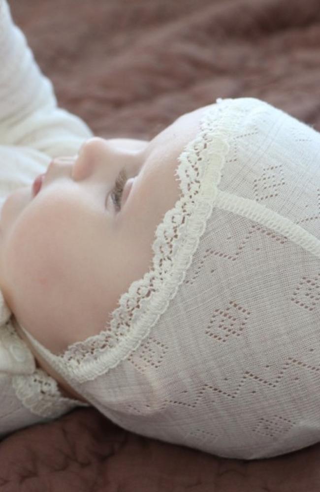 Wool/Silk Helmet w/ Lace - Nature white Joha mössa