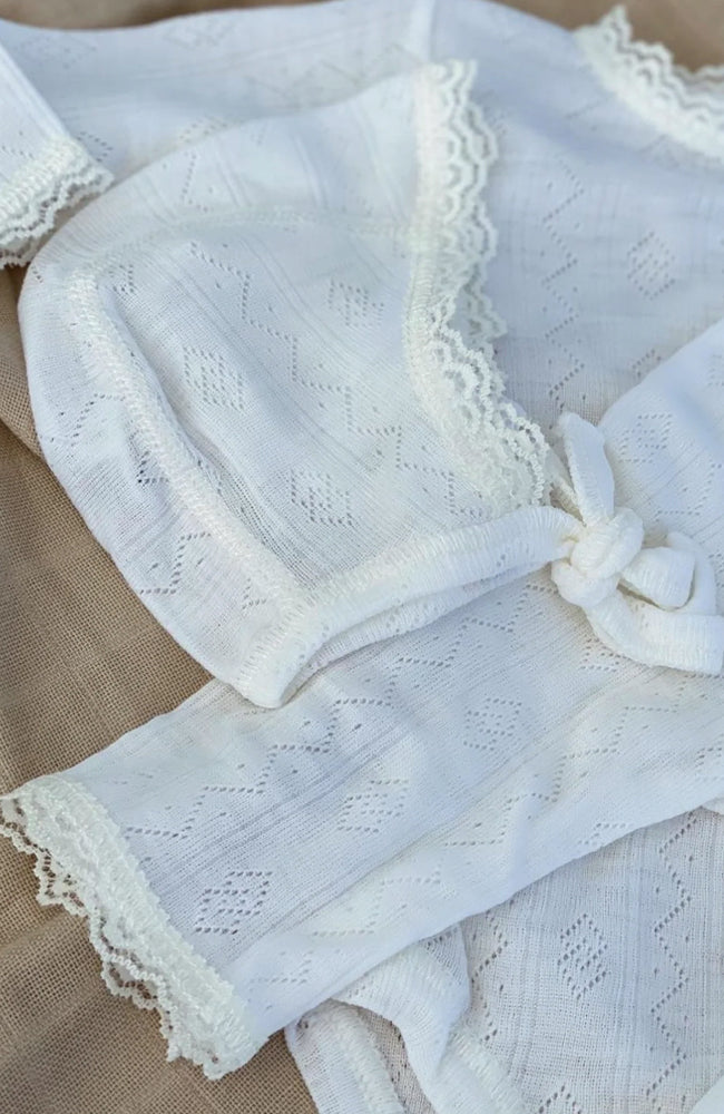 Wool/Silk Helmet w/ Lace - Nature white Joha mössa